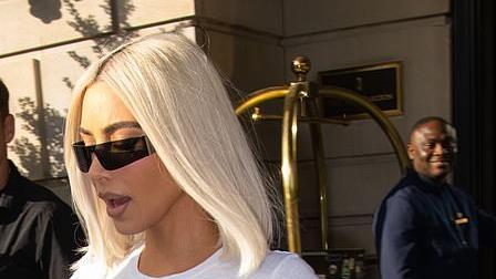 金·卡戴珊|抽空陪儿子踢球，卡戴珊穿拖鞋出门，气质很棒，不在乎前夫侃爷