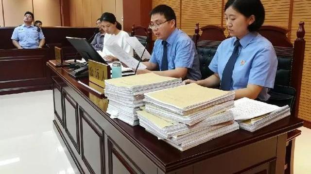 丈夫情人到家中摊牌时，被妻子反杀，妻子获刑十年