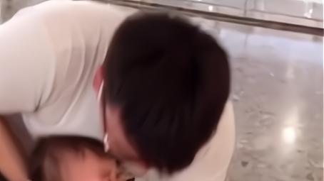 浙江萌娃商场满地打滚大哭，爸爸一旁哭笑不得：你要的我真买不起