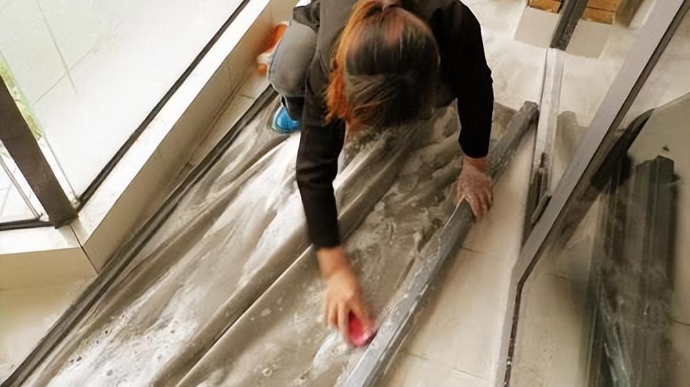 家里的纱窗脏了怎么办？不用拆下来洗，这样擦，灰尘自己掉下来