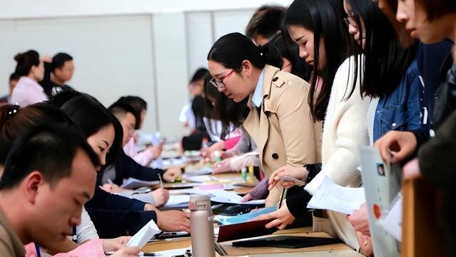 西装|这些铁饭碗或变成“塑料碗”？新规出台，编制岗位将沦落成合同工