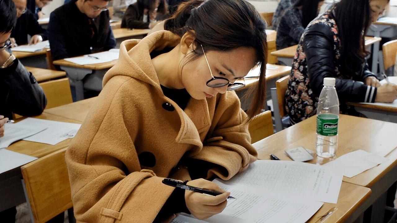 大学生|新一轮下岗潮即将到来？两大行业深受影响，毕业生做好心理准备