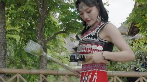 擦边？唐小鱼穿短裙，在爷爷面前抬腿被批没教养，网友：丢人现眼