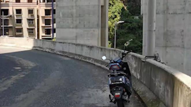 男子骑电车从3层立交桥坠落，当场身亡！