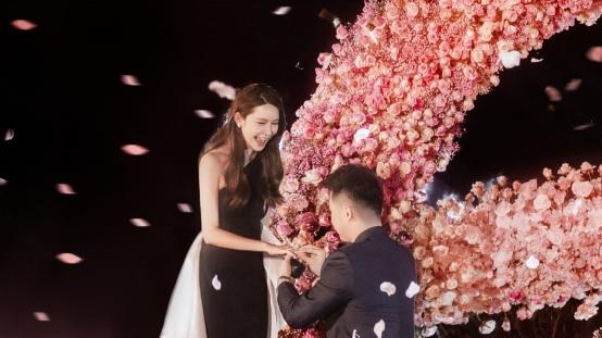 张大奕|张大奕被超级富二代求婚，现场铺上万玫瑰，男方颜值财力不输蒋凡