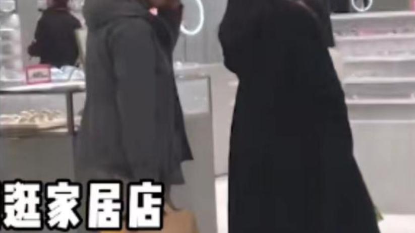王诗龄 王诗龄健身房健身，独享豪华房间还有VIP私教，穿塑形衣秀长腿细腰