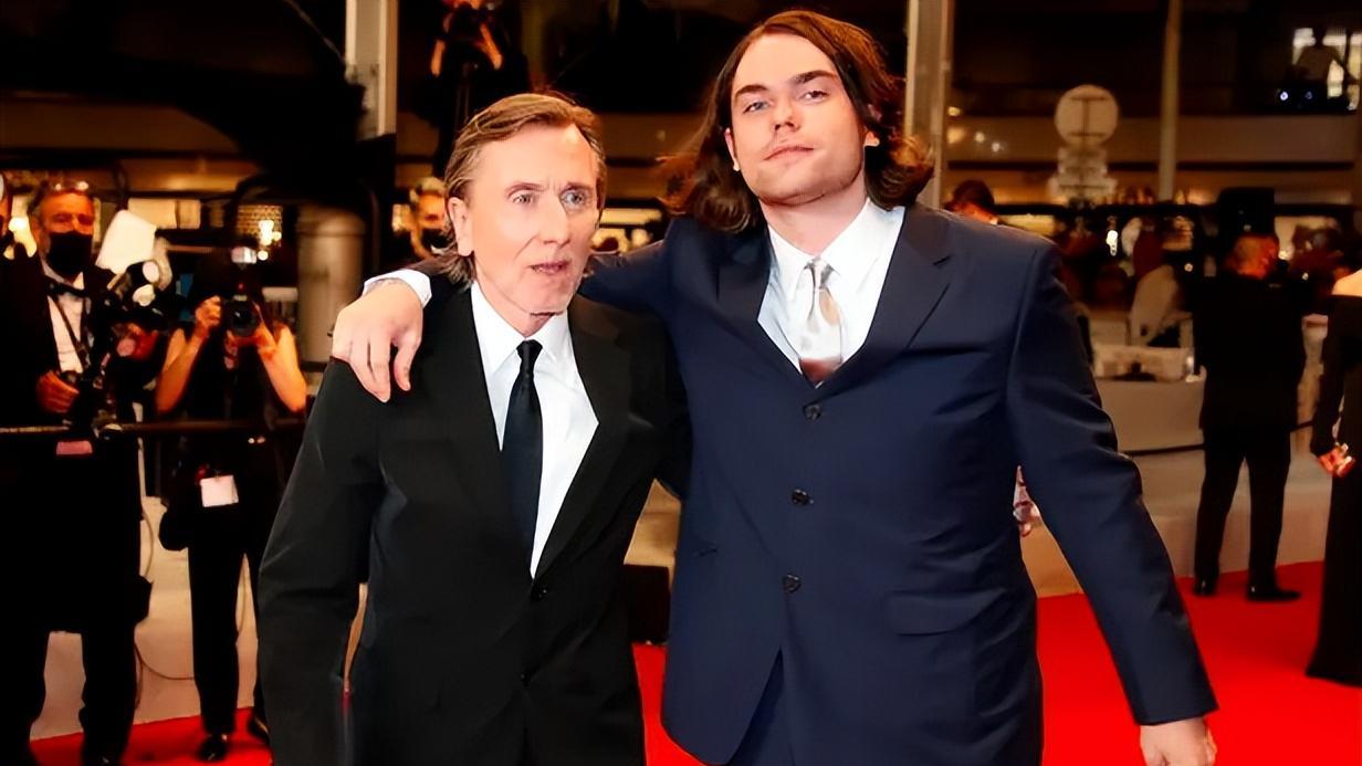 蒂姆·罗斯|男星科马克去世仅25岁！患生殖细胞癌多次化疗，暴瘦54斤听力受损