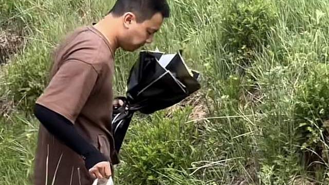 极限挑战|《变形计》王晨正不远千里祭奠爷爷！亲自下跪磕头，还给大舅送钱