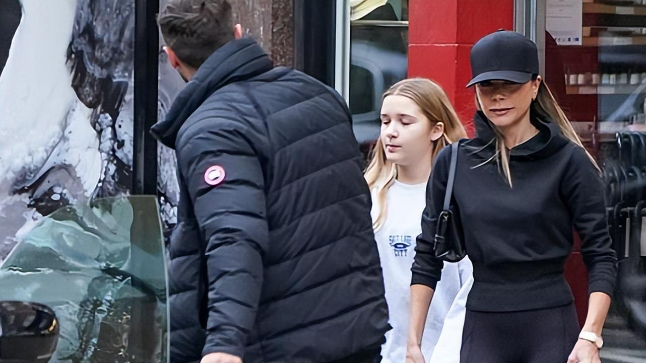 贝克汉姆|11岁贝克汉姆女儿逛街被拍！皮肤雪白四肢壮实，个子与妈妈一样