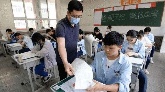 考试|考场中为啥监考老师会频繁喝水？其实不是因为口渴，而是另有深意