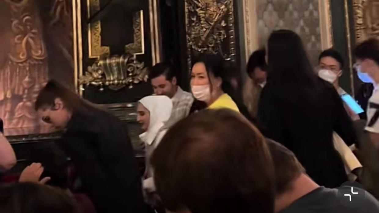 那英|55岁天后那英现身英国看歌剧！素颜出镜似村姑，15岁女儿气质迷人