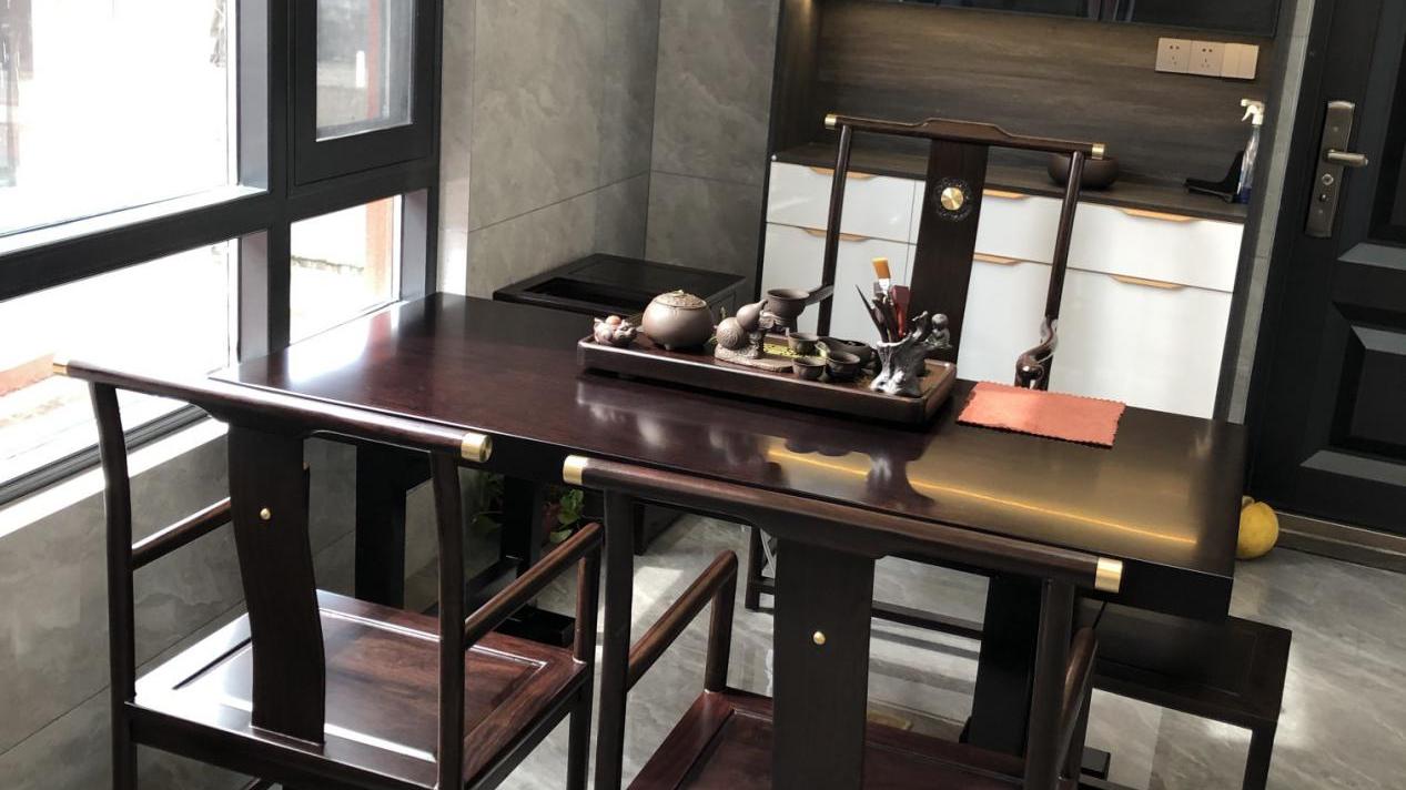 难道你还不知道实木大板桌的这些优点吗