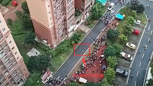 揪心！四川成都一男孩疑坠楼，现场曝光引发争议，警方回应了