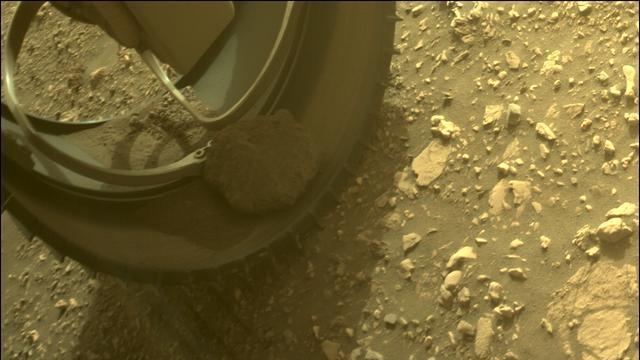 一块火星岩石在毅力号车轮里卡了126天，美国宇航局“束手无策”