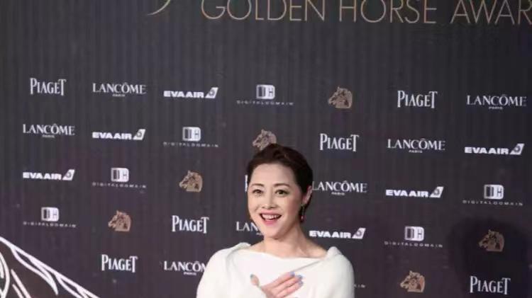 穿衣搭配 刘蓓白色套装穿搭优雅低调，55岁依旧优雅迷人，短发造型干练大气