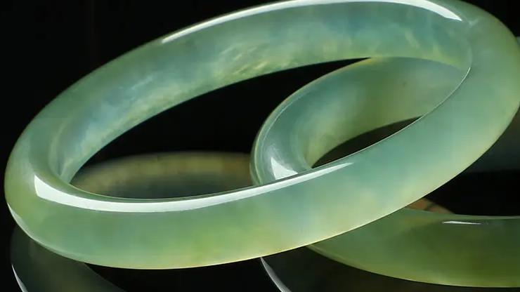 翡翠|假玉戴在手上有什么感觉？三种假玉的特征！