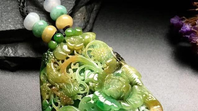 翡翠|地摊9000拿下，剥皮黄加绿，出货越看越有味