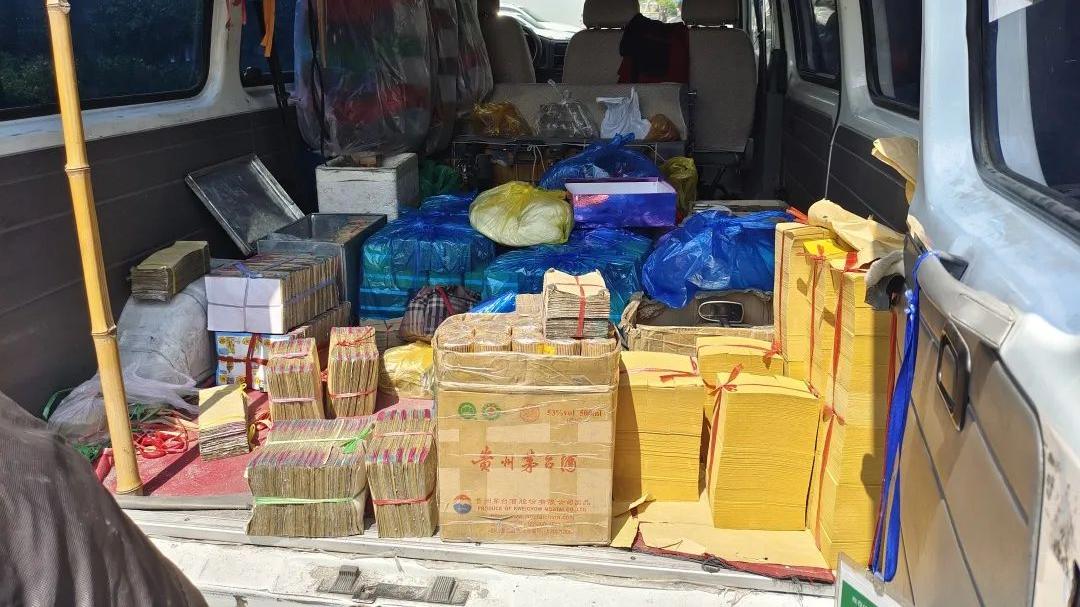 一地查处违规售卖迷信用品案！网友：老人们疯狂囤货，真舍得花钱