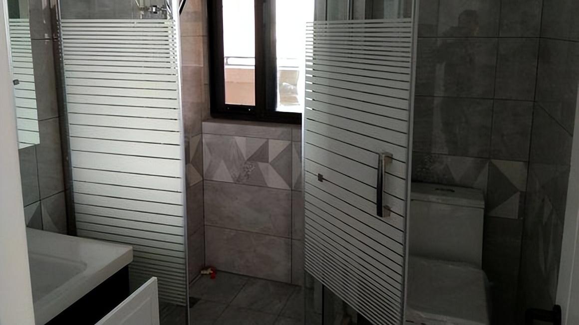 媳妇装修新房被忽悠，卧室全装吊顶就像出租屋，15万白花了！