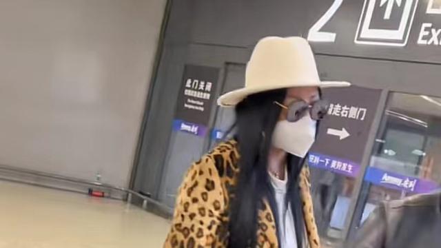 张惠妹|50岁张惠妹又复胖！穿11万豹纹大衣提2万包包，身宽体胖肚腩突出