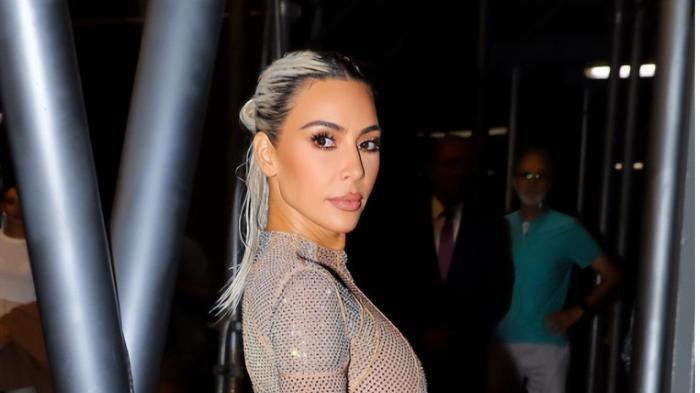 金·卡戴珊|金·卡戴珊在小树林里拍写真！拉着警戒线，穿低胸皮带服饰滚泥土