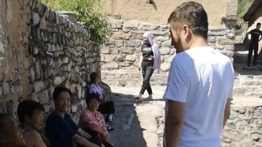 林威|7位老牌港星在内地近况，在农村喂猪，去村民家吃饭，租乡下别墅