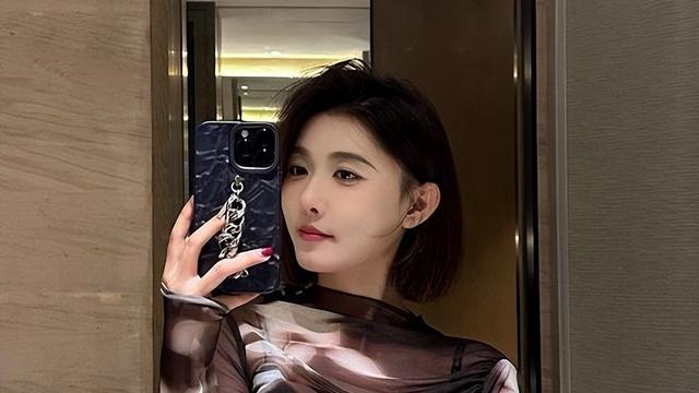 |网红“聂小雨”被质疑擦边，穿薄纱上衣秀身材，网友：少管闲事