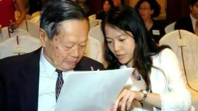 翁帆|杨振宁100大寿现场，谈笑风生精神足，46岁翁帆穿白衣烫卷发气色好