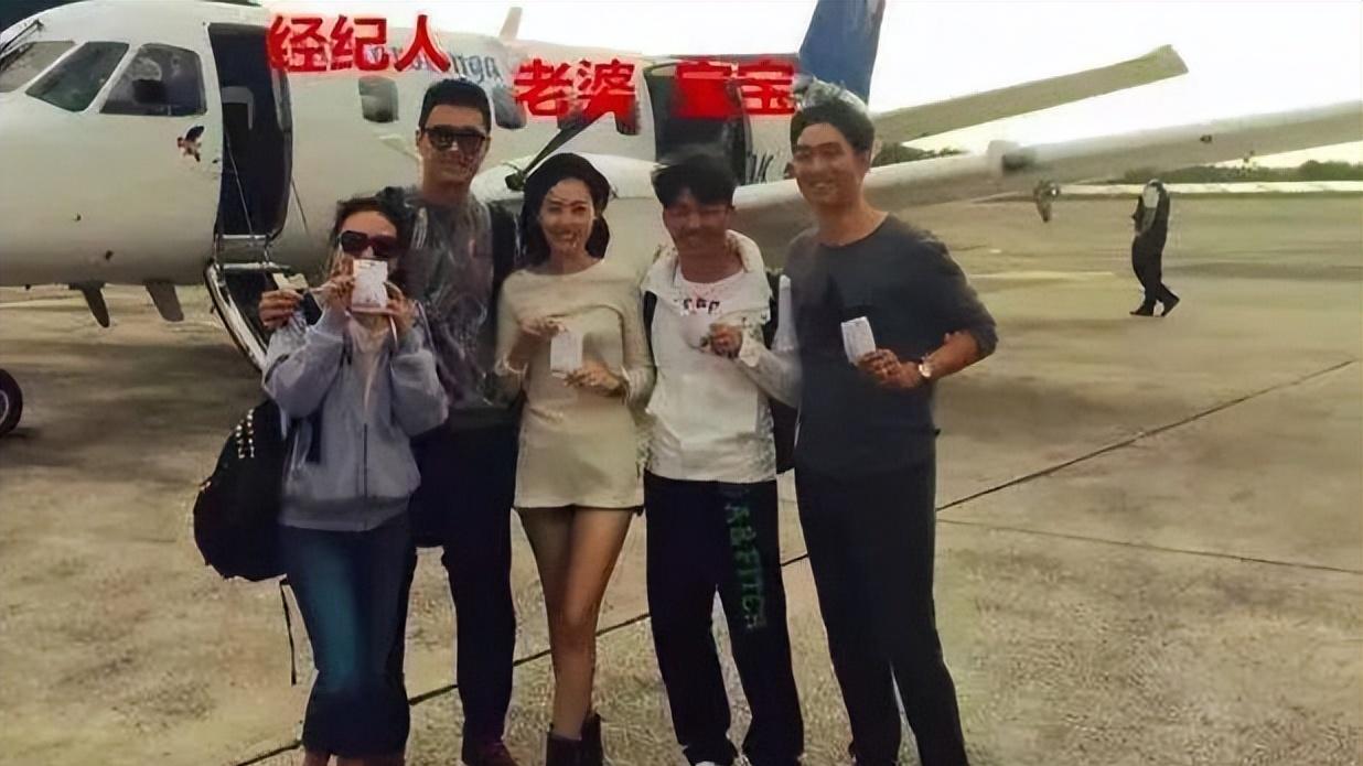 |马蓉现身机场与粉丝互动，王宝强深夜会友，两人的境遇已大不相同