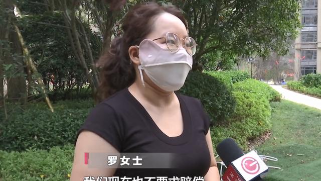 贵州一女子让孩子跟后面，过道闸门时被夹到头，质疑老板态度不好