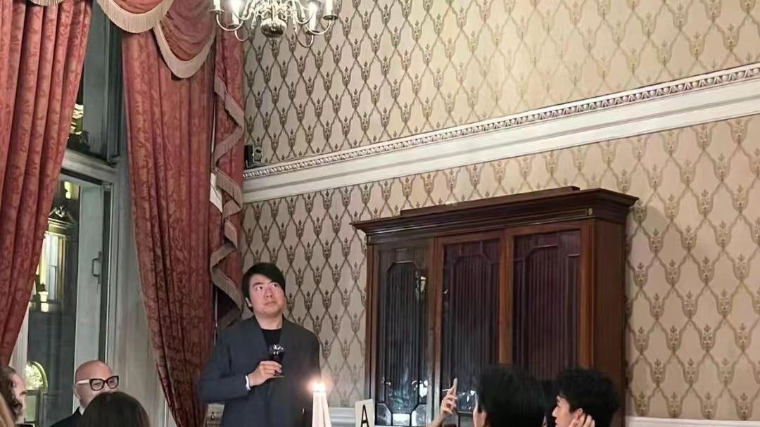 长裙 郎朗怎么也“姨化”了！带吉娜国外赴宴，留偏分发型像老婆她大姨