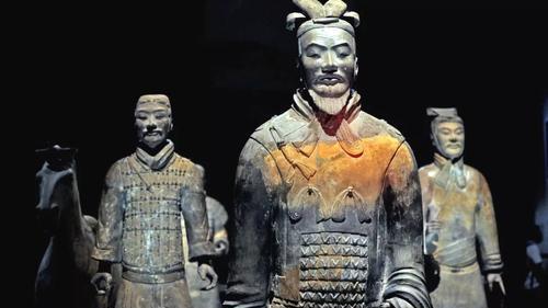 将兵马俑放在显微镜下，看到这一幕，专家：做错了