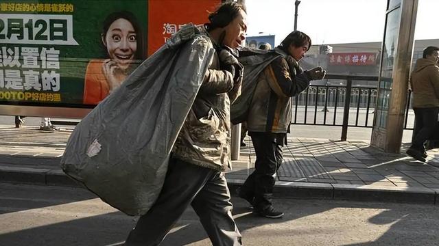 2002年，湖北小伙救女友花光40万，女友病好转嫁他人，如今报应来了