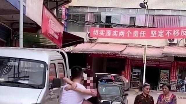 回顾男子打工2年未归，突然回来找妻子，两人菜市场偶遇抱在一起