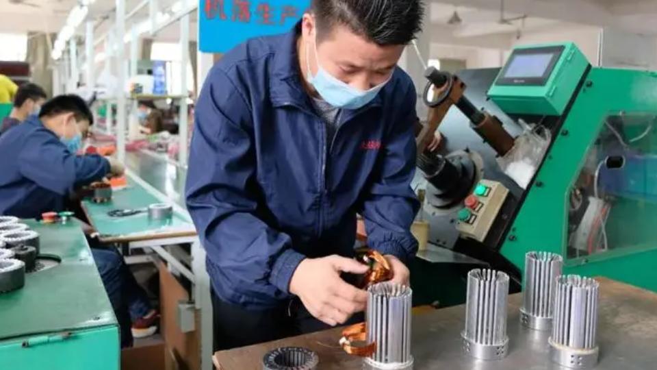 大学生|工厂蓝领面临招工荒，专家认为家长教育有问题，评论区说出实话