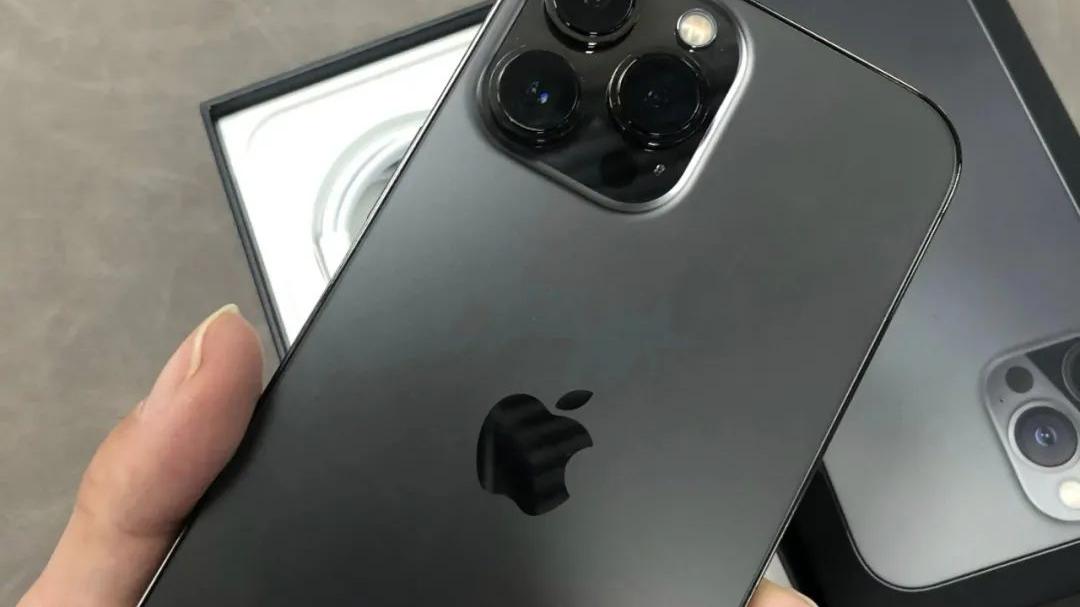 安卓|卖到8000以上的两款手机，看看顶级旗舰的产品力怎么样