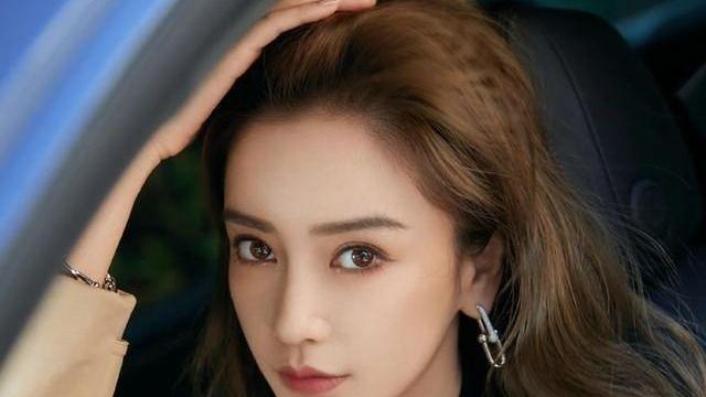 Angelababy|angelababy杨颖车内大片走红网络，双手握方向盘闭眼镜头格外惊艳