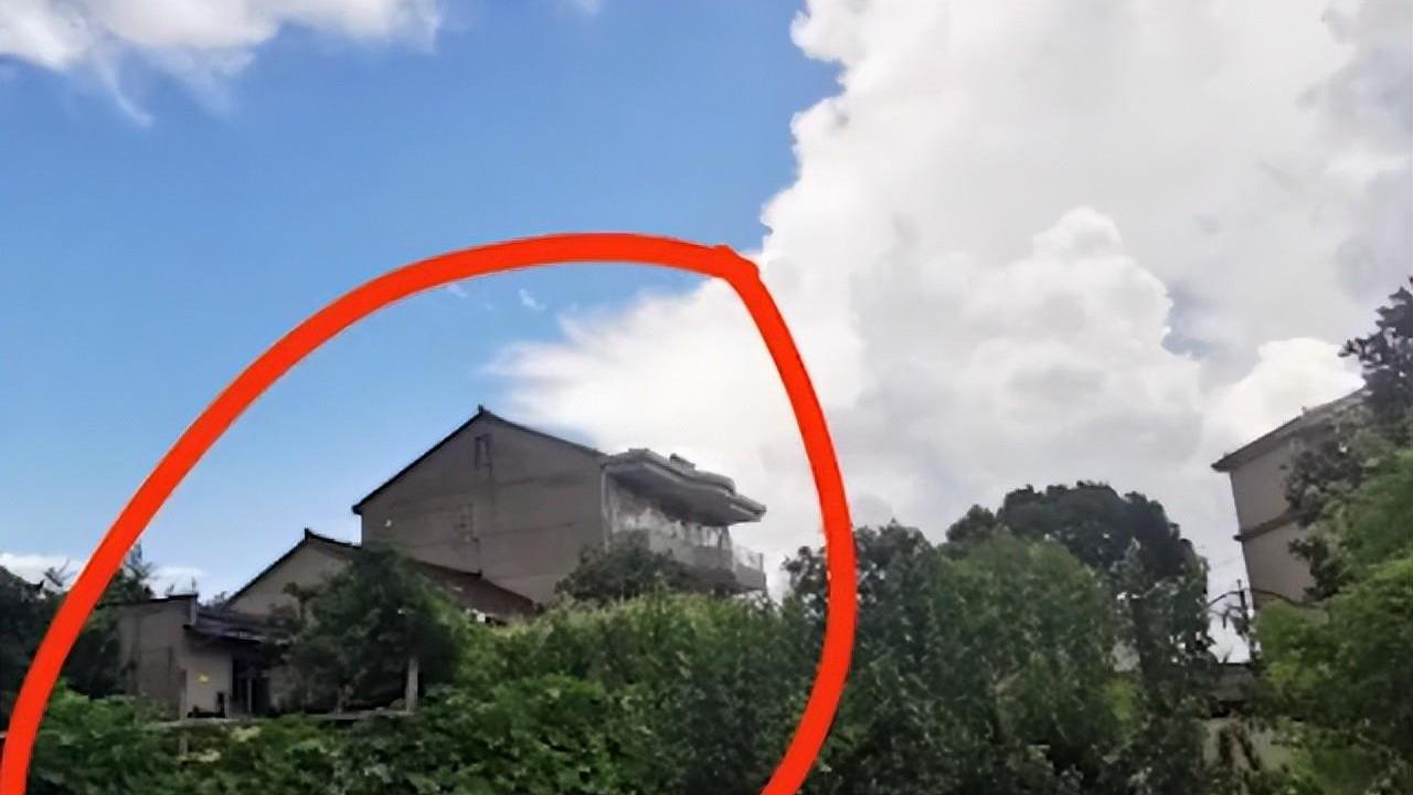 浙江一女子新交网友竟是隔壁邻居，两人阳台奔现，网友激动磕现场
