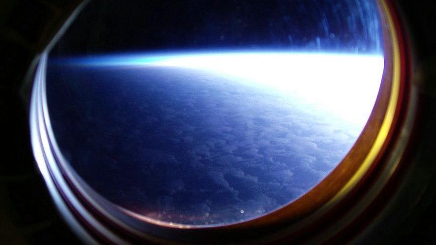 我国航天员自拍睡眠舱，每人都有一扇小窗户，头枕星空入眠