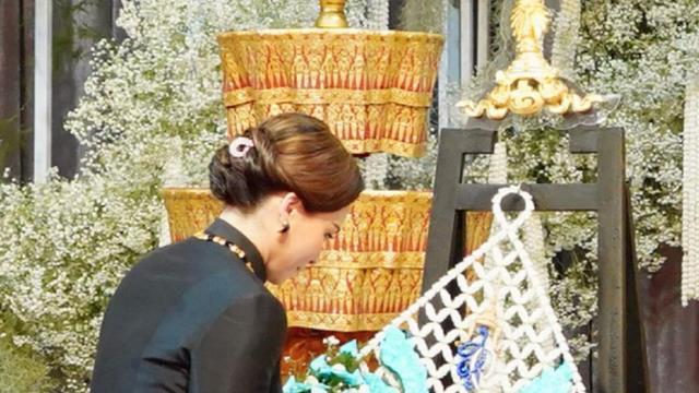 苏提达|苏提达出席Yukol王子葬礼！浴圣水、敬献花圈，有婆婆的贵族气质