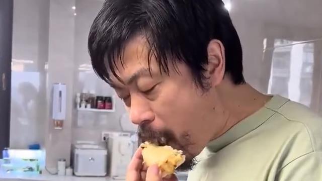 上海一女子晒老公被封73天前后状态，从帅小伙变成了“野人”！
