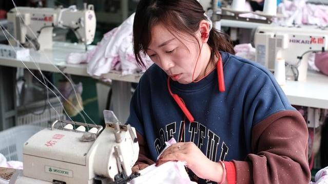 广州往事：服装厂里怪事多，漂亮的流水线女工却爱上大8岁的保安