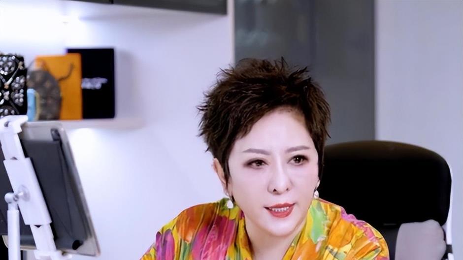 向太|内涵张兰母子、产品一个也不熟，难怪向太陈岚的直播会“翻车”