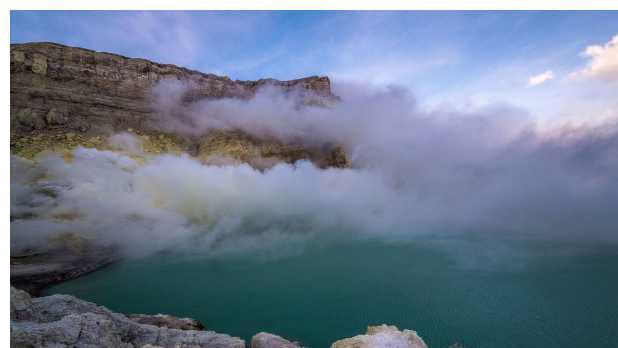 火山喷发形成大量“黄金”，150名矿工不要命的搬运