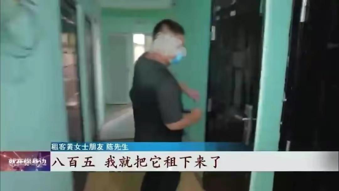 女子洗完澡在没有穿上衣的情况下，被他人推开房门，要求赔5千