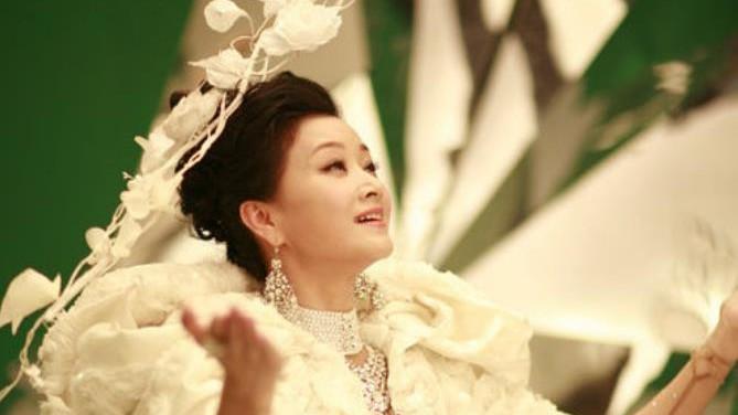 当年宋祖英亲手把年仅18岁的小保姆送进了监狱，一判就是12年