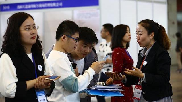 离职|职场里这几件事别轻易透露，“看人下菜碟”的同事，大有人在