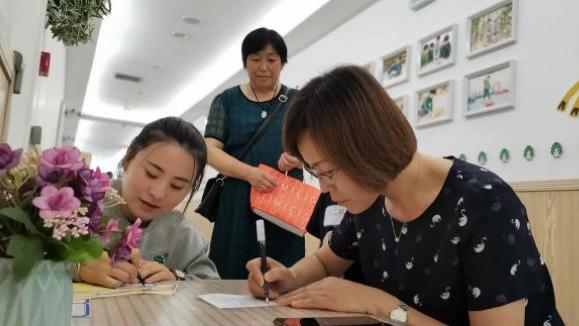 大学生|上海一幼儿园学生的简历火了，大概有15页，大学生直言自叹不如