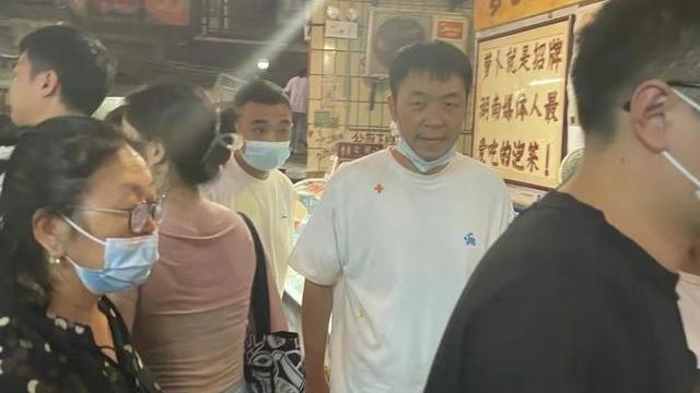 杜海涛 网友晒偶遇杜海涛的照片，面容病态憔悴，状态很是不对！