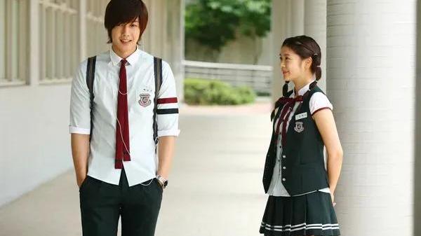 郑素敏|郑素敏与李准因戏生情被拍摸头杀，默默守护三年，男方退伍却分手